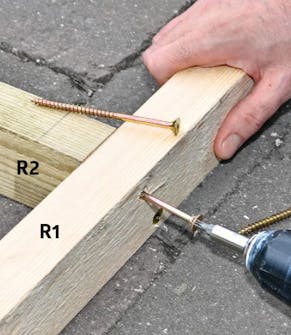 Delarna till förråd skruvas ihop Delarna till förråd byggsats skruvas ihop